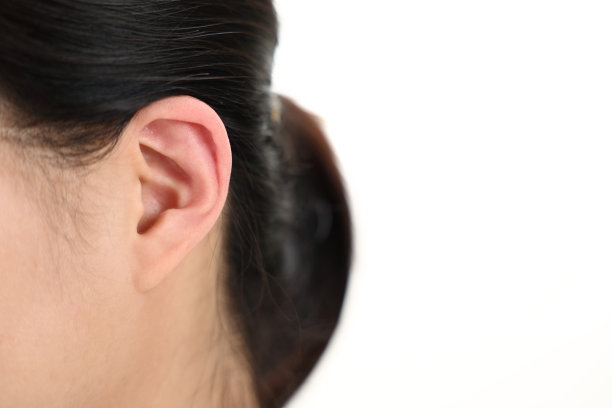 女性耳朵的侧视图图片下载