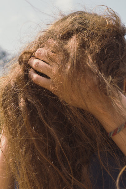 近棕色头发的妇女概念照片图片下载