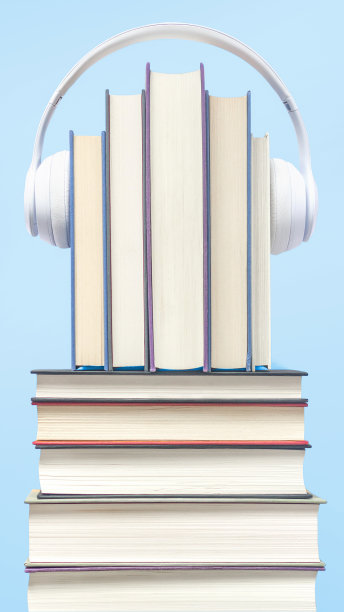 特写的一堆书与耳机概念音频书图片下载