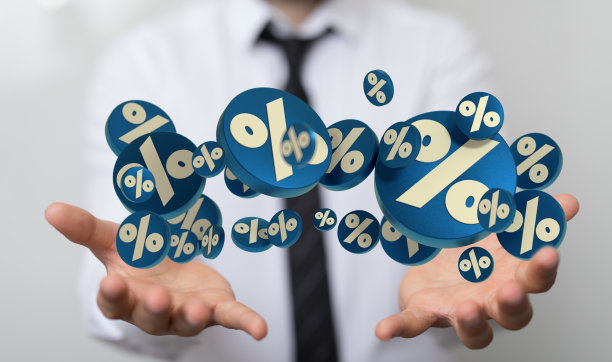 一个百分比符号和一个模糊背景上的男性的3D渲染，销售和财务概念图片下载