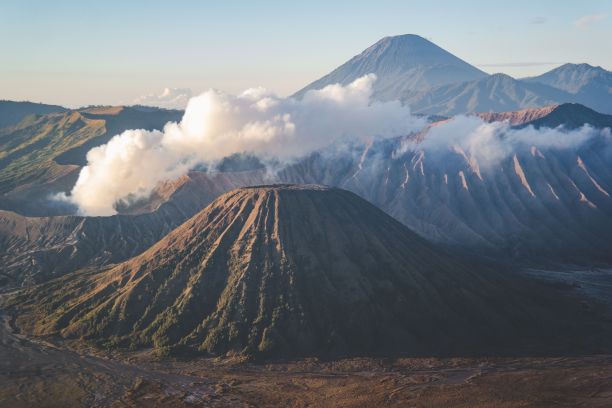 在印度尼西亚，日落时分烟雾缭绕的布罗莫山鸟瞰图图片下载