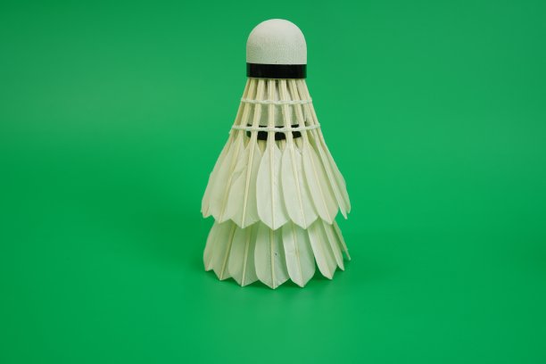 图片显示白色的训练毽子堆在绿色背景上，孤立的。图片下载