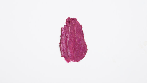 白色底色涂上粉色润发油。特写镜头。前视图。副本的空间。图片下载