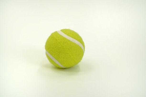 图片显示一个网球在白色背景上，孤立的。图片下载