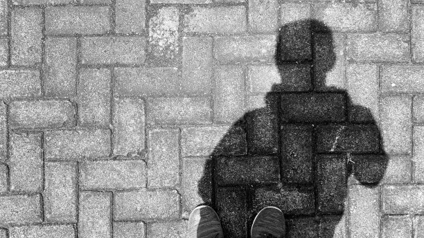 影子在人行道上，与鞋图片下载