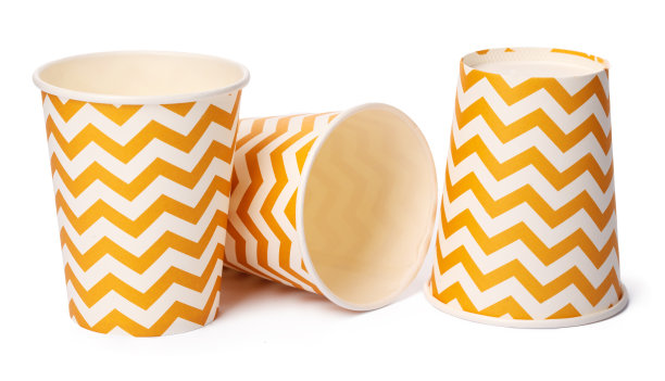 一堆纸板杯与米色几何图案孤立在白色背景图片下载
