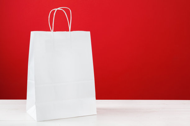 纸购物袋与复制空间的红色背景图片下载