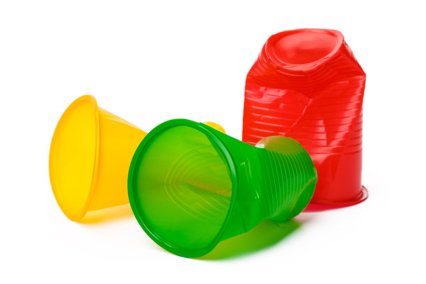 可回收的碎塑料杯隔离在白色背景图片下载