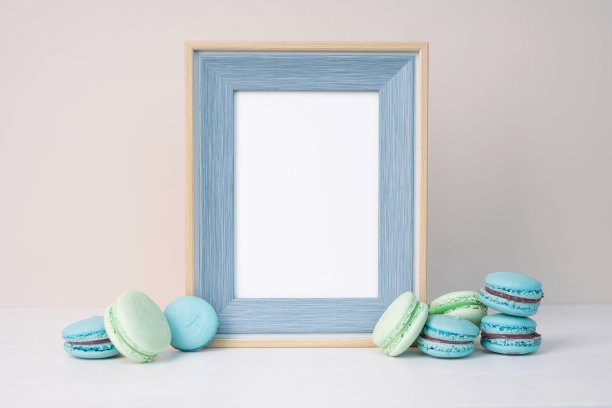 模型相框和马卡龙饼干。图片下载