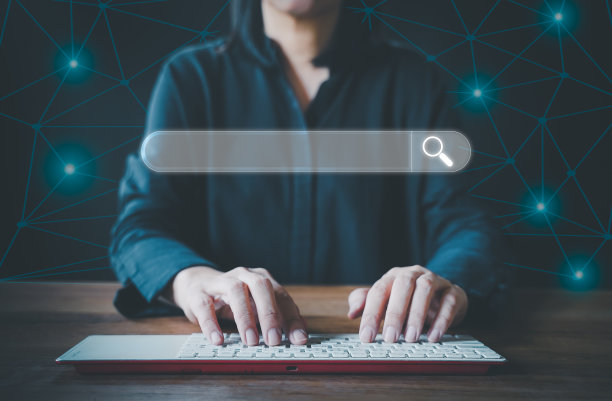 搜索引擎优化技术，SEO。女性用电脑键盘搜索信息。互联网浏览概念，在线联网。正面照片。图片下载