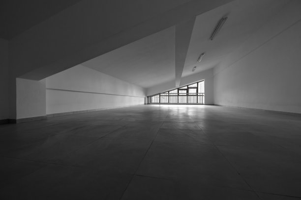 宽敞的空阁楼和窗户图片下载