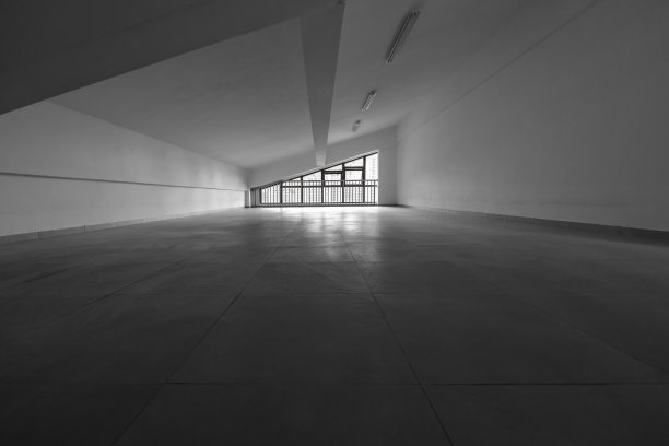 宽敞的空阁楼和窗户图片下载