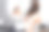 迷人的女人在白色毛巾用梳子梳她的湿头发淋浴后，在浴室的镜子前。关心头发的健康和清洁。美丽的概念图片下载