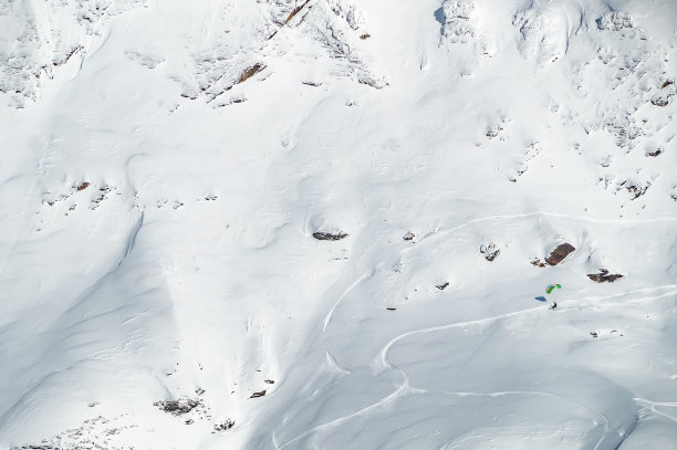 Speedflyer riding on steep ski slope in breathtaking winter mountain landscape at ski resort Mölltaler Gletscher photographed. Mölltaler glacier, Flattach, Kärnten, Austria, Europe.图片下载