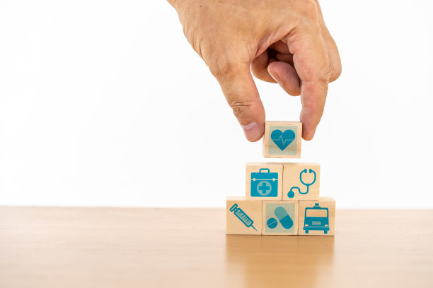 手工排列木块堆叠与医疗保健和健康保险管理理念的医疗图标图片下载