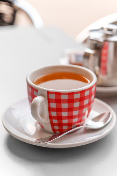 街头咖啡馆露台上的早红茶杯图片下载