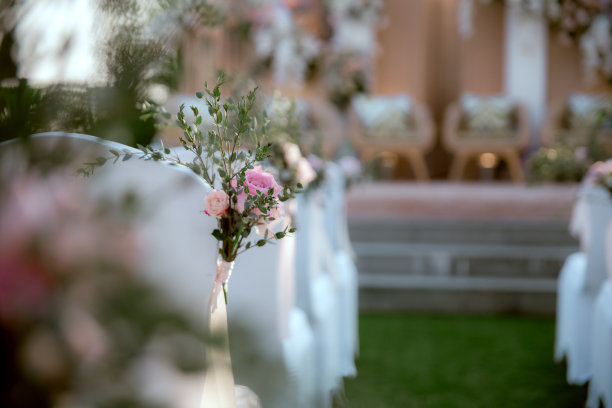 婚礼上用鲜花装饰的椅子。景深浅。图片下载