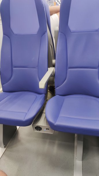 模糊的风景和空座位的火车窗口。图片下载