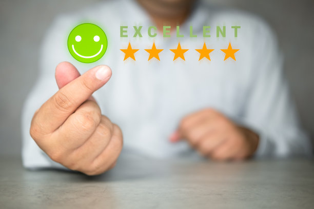 男人把她的手做成迷你心形，作为爱的象征，并给予优质服务的评价。图片下载