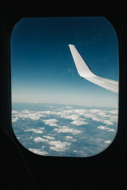 飞机窗框的剪影在美丽的天空景观图片下载