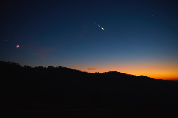 乡村剪影与月亮，星星，行星和流星。图片下载