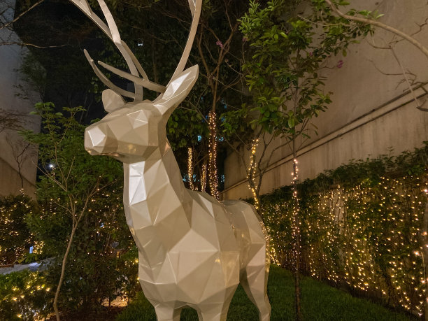 多边形的金鹿在花园与圣诞装饰图片下载