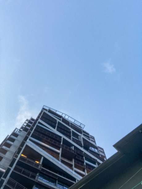 从下面看有明显结构的蓝天建筑图片下载