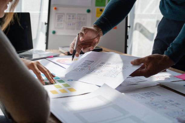 一群用户体验开发者和ui设计师在现代办公环境下就应用程序界面设计进行头脑风暴。创意数字发展机构图片下载