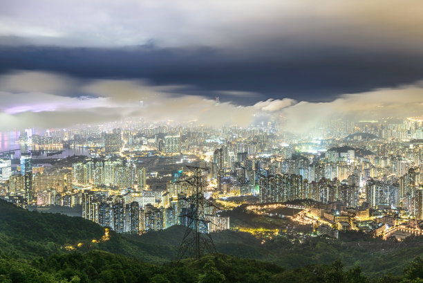 夜晚乌云密布的天空下高楼大厦的美丽照片图片下载