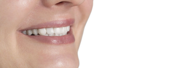 快乐的微笑与白色的牙齿隔离在白色背景宏近景图片下载