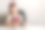 一个穿着校服的小女孩正在数钱——百元大钞。图片下载