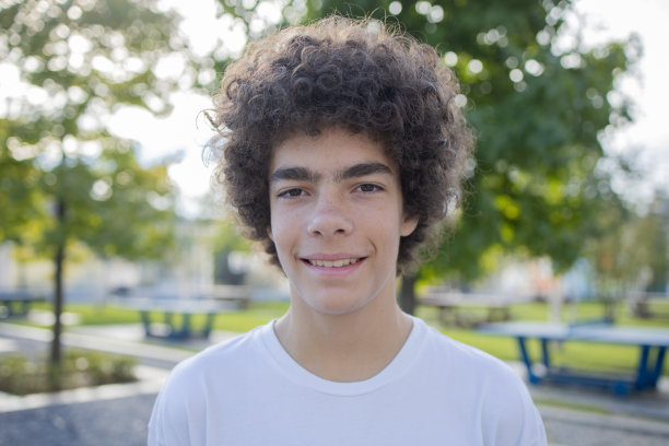 微笑的男孩图片下载