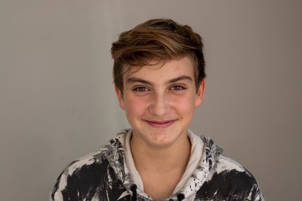 儿童肖像为一半和一半图片下载