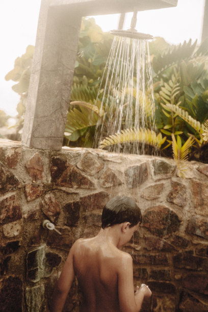 一家人在去海滩后洗澡图片下载