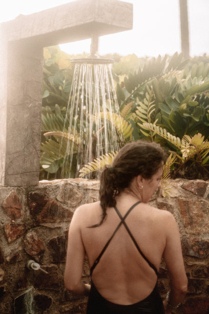 一家人在去海滩后洗澡图片下载