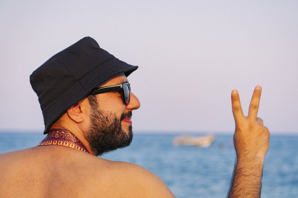 一个度假的年轻摄影师图片下载