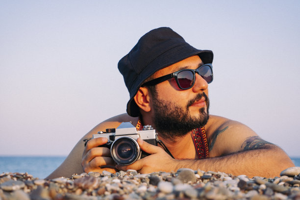 一个度假的年轻摄影师图片下载