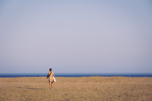 一个走向大海的女人图片下载