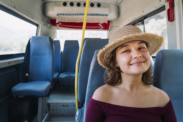 快乐的女人去度假了图片下载