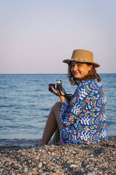 一个度假的年轻摄影师图片下载