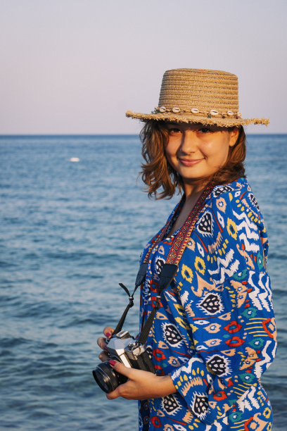 一个度假的年轻摄影师图片下载