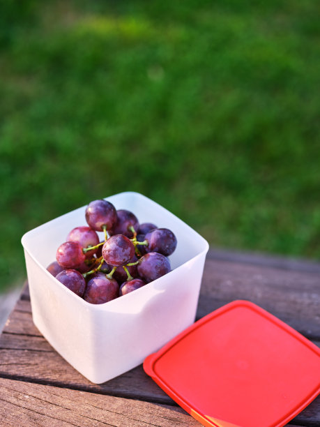 葡萄在室外贮藏容器中图片下载
