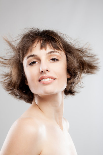 一个美丽的黑发女孩在空中短发的工作室肖像图片下载