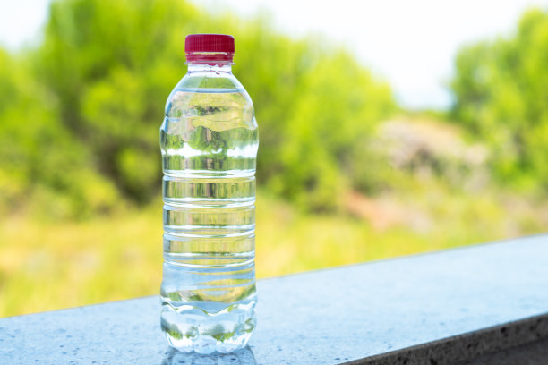 有漂亮背景的水瓶图片下载