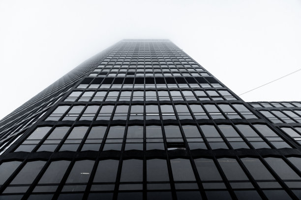 低角度俯瞰空气污染城市的摩天大楼图片下载