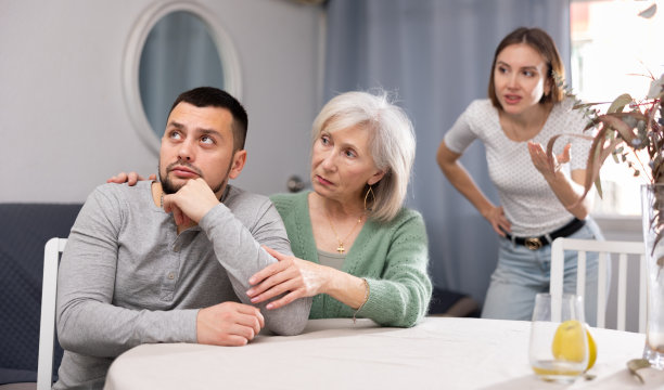 年迈的母亲在儿子和妻子吵架后安慰他图片下载