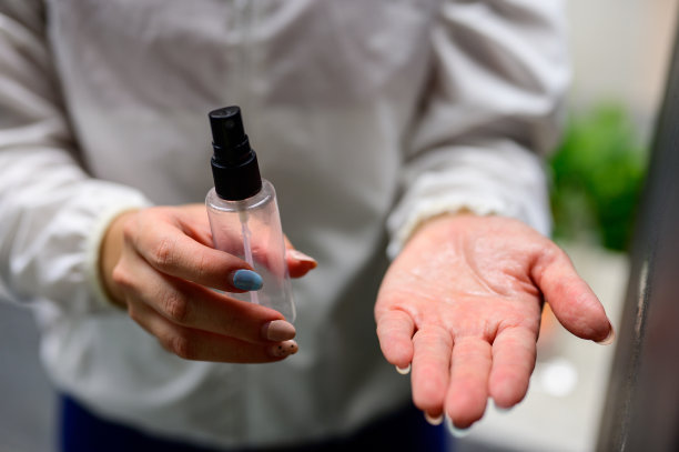 手持卫生病毒塑料酒精喷雾瓶的妇女图片下载