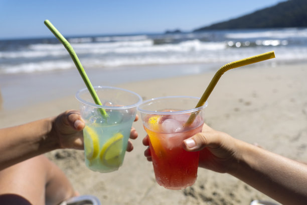 朋友们在海滩上欢呼图片下载