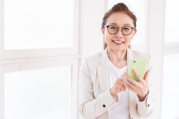 老年妇女看智能手机，做生意图片下载