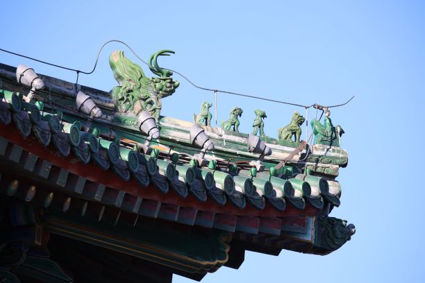 中国北京景山公园内东方风格寺庙屋顶的仰视角度拍摄图片下载